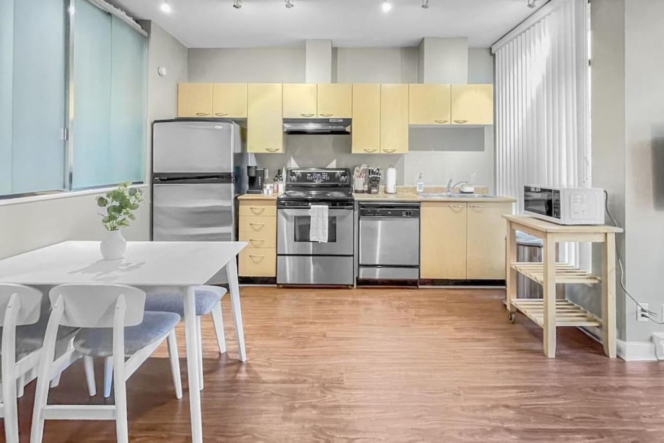 Top Floor Unit On Granville Strip Yaletown Area バンクーバー エクステリア 写真